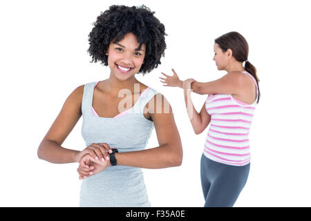 Frau trägt Armbanduhr während Freundin Ausübung Stockfoto