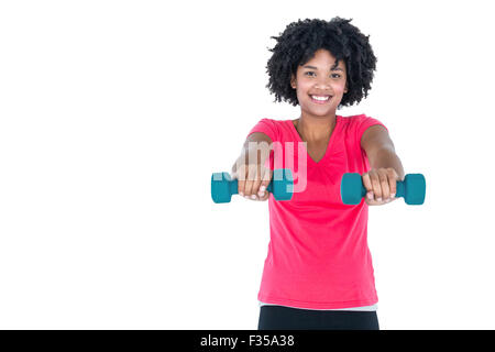 Porträt der glückliche junge Frau, die das Training mit Hanteln Stockfoto
