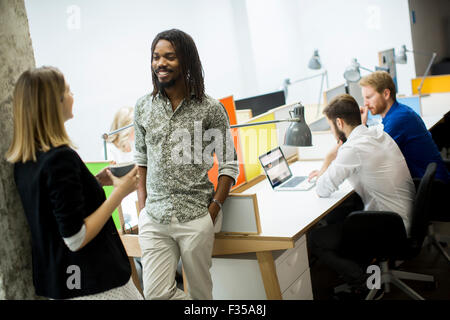 Junge Leute im Büro Stockfoto