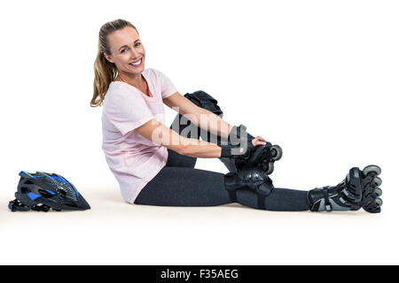 Porträt von fröhlichen sportliche Frau mit Inline-skates Stockfoto