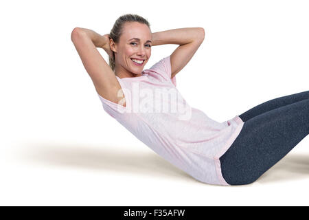 Porträt gerne sportlich Frau tun Sit Ups Stockfoto