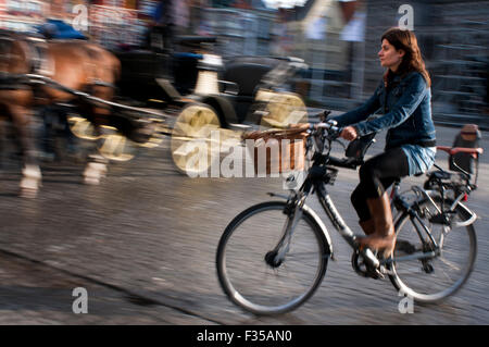 Brügge mit dem Fahrrad. Radfahrer sind vor allem in Brügge privilegiert also wenn du sie nicht schlagen kannst warum nicht nachziehen. Es gibt Radwege Stockfoto