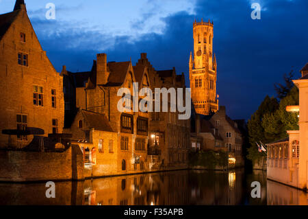 Brügge in der Nacht mit dem Glockenturm im Hintergrund, die die typische Landschaft in Brügge. Am Abend Blick über Brügge: Dijver c Stockfoto