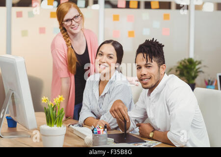 Porträt von lächelnden Geschäftsmann mit weiblichen Kollegen Stockfoto