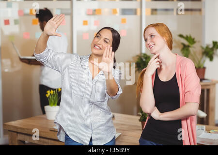 Glücklich Geschäftsfrauen diskutieren im Büro Stockfoto