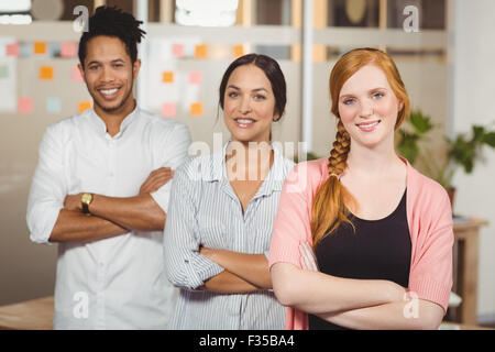 Geschäftsleute mit Arme gekreuzt im Büro Stockfoto