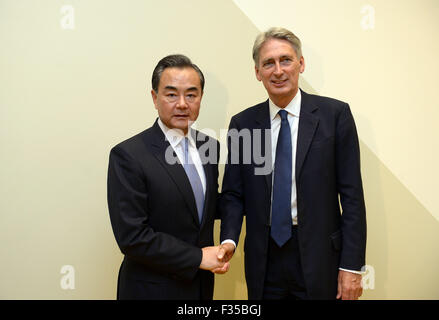 New York, USA. 29. Sep, 2015. Chinesischer Außenminister Wang Yi (L) trifft sich mit britischen Außenminister Philip Hammond am Sitz Vereinten Nationen in New York 29. September 2015. Bildnachweis: Yin Bogu/Xinhua/Alamy Live-Nachrichten Stockfoto