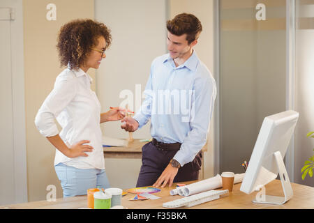 Geschäftsleuten stehen vom Tisch Stockfoto