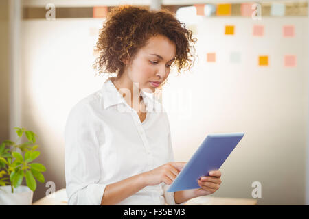 Geschäftsfrau mit digital-Tablette Stockfoto