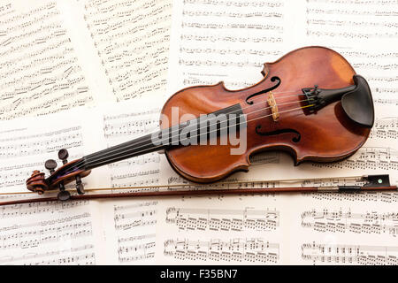 Ein restauriertes Violine Thouvenel, Paris, von 1805 markiert, mit einem vuillaume Bug ist, ruht auf dem Hintergrund der Noten. Stockfoto