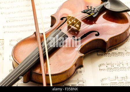 Ein restauriertes Violine Thouvenel, Paris, von 1805 markiert, mit einem vuillaume Bug ist, ruht auf dem Hintergrund der Noten. Stockfoto
