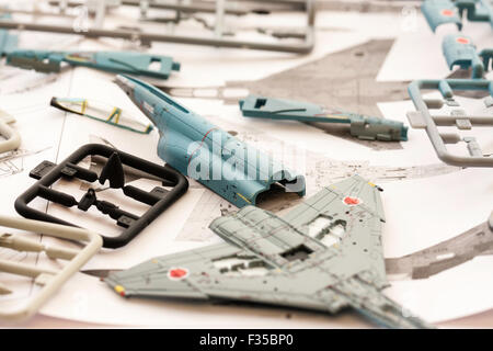 Japanische Tomytec Modell im Maßstab 1/144 warplane Kit, Phantom RF-4ej von Japan Air Force, lackierten Teile auf Bau der Gebrauchsanweisung. Stockfoto