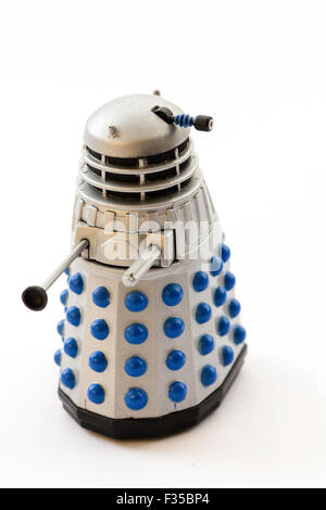 Dalek aus der BBC Dr, die TV-Serie. Berühmte Metal Monster. Corgi Toy, Metall Dalek mit Kopf. Grau und Blau Modell auf weißem Hintergrund. Stockfoto