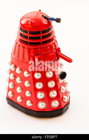 Dalek aus der BBC Dr, die TV-Serie. Berühmte Metal Monster. Corgi Toy, Metall Dalek mit Kopf. Rot auf weißem Hintergrund. Stockfoto