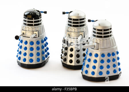 Daleks aus der BBC Dr, die TV-Serie. Berühmte Metal Monster. Corgi Toy, Metall Dalek mit Kopf. Drei verschiedene Arten auf weißem Hintergrund. Stockfoto