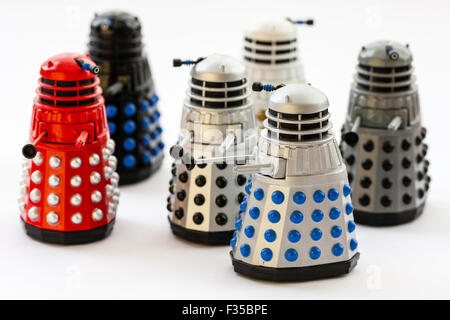 Daleks aus der BBC Dr, die TV-Serie. Berühmte Metal Monster. Corgi Toy, Metall Dalek mit Kopf. Sechs verschiedene Arten auf weißem Hintergrund. Stockfoto