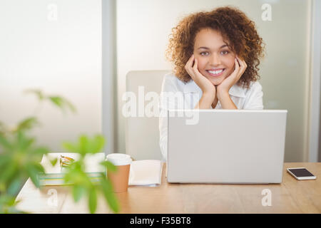 Porträt der Geschäftsfrau mit Hand am Kinn Stockfoto