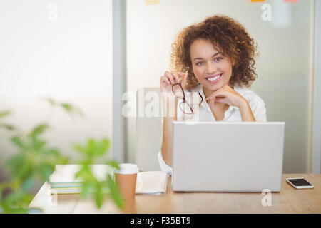 Geschäftsfrau Holding Brillen Stockfoto