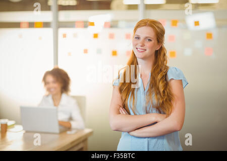 Geschäftsfrau Stehen mit verschränkten Armen Stockfoto