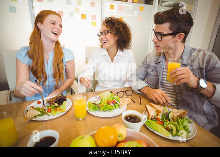 Glücklich Geschäftsleute mit Mittagessen Stockfoto