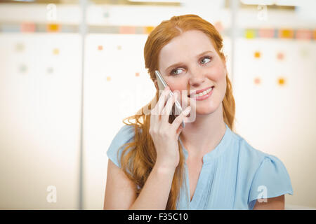Geschäftsfrau wegschauen während des Gesprächs am Telefon Stockfoto