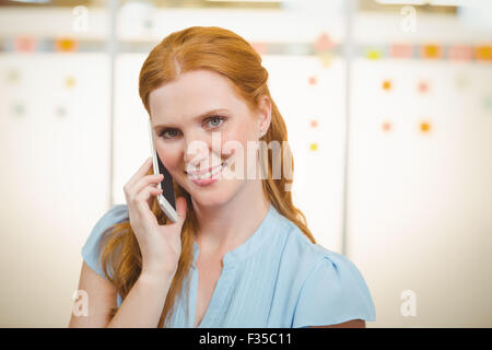 Porträt von lächelnden Geschäftsfrau auf Handy Stockfoto