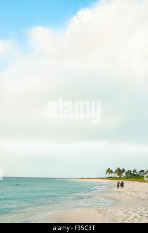 Paar in Distanz zu Fuß entlang Grace Bay Beach, Providenciales, Turks- & Caicos-Inseln Stockfoto