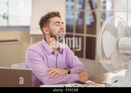 Geschäftsmann Entspannung im Büro Stockfoto