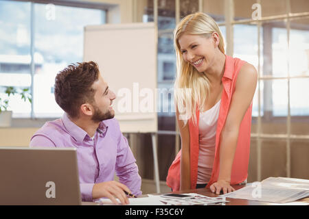 Geschäftsleute, die im Büro miteinander zu reden Stockfoto