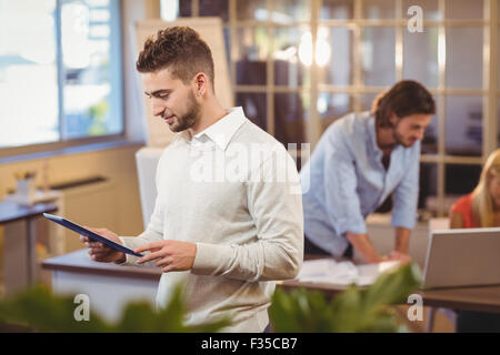 Geschäftsmann mit digitalen PC im Büro Stockfoto
