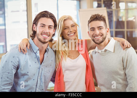 Glücklich Geschäftsleute im Tagungsraum Stockfoto