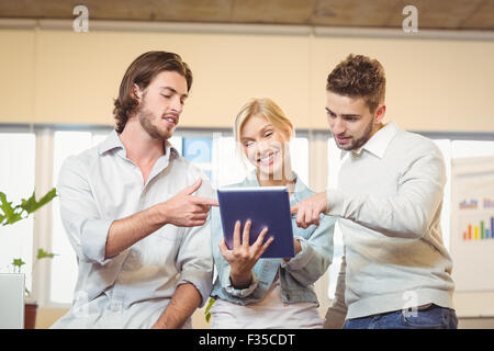 Glücklich Geschäftsfrau hält Laptop mit Kollegen Stockfoto