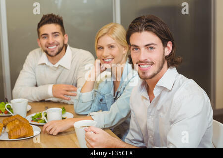 Lächelnde Geschäftsleute mit snacks Stockfoto