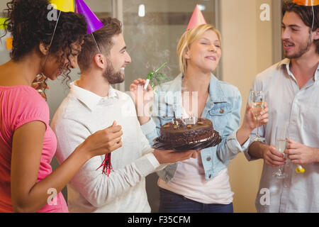 Glücklich Geschäftsleute genießen Geburtstag Stockfoto