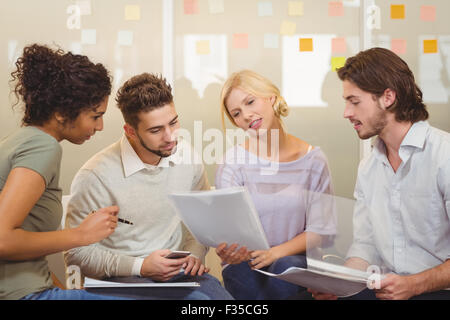 Geschäftsleute, die in Dokumenten Stockfoto