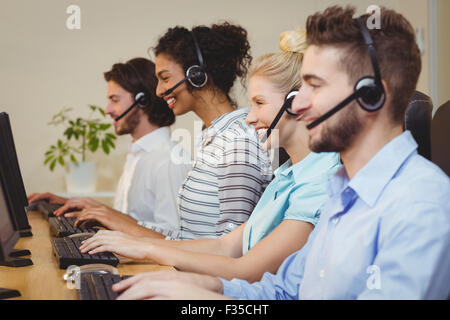 Lächelnd Führungskräfte arbeiten im Callcenter Stockfoto