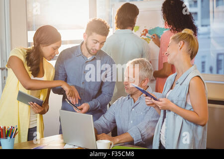 Geschäftsmann, zeigen etwas an Kollegen auf Smartphone Stockfoto