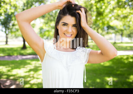 Porträt der jungen Frau mit Hand im Haar Stockfoto
