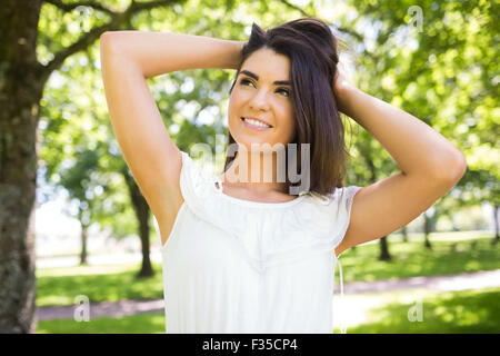 Portrait von junge nachdenkliche Frau mit Hand im Haar Stockfoto
