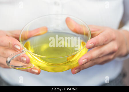 Frau mit Kräutertee Stockfoto