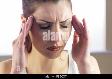 Frau mit Kopfschmerzen Stockfoto