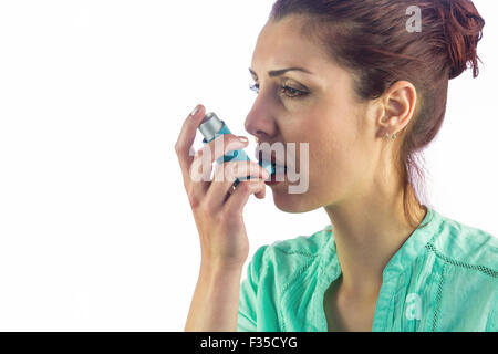 Frau mit Asthma-Inhalator wegsehen Stockfoto