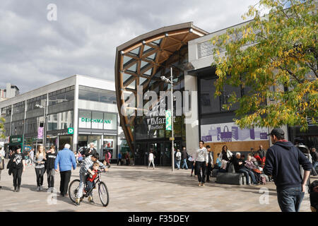Shopper The Moor Sheffield City Centre Shopping England Großbritannien Stockfoto
