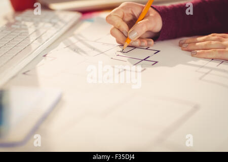 Kreative Geschäftsfrau zeichnen Pläne auf ihrem Schreibtisch Stockfoto