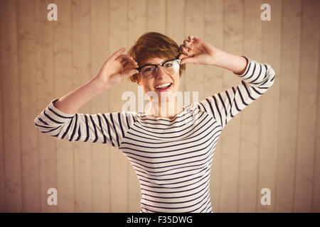 Hübsche Rothaarige halten ihre Lesebrille Stockfoto