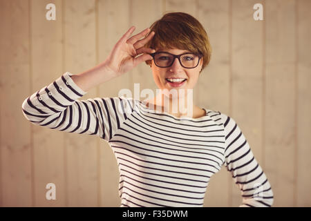 Hübsche Rothaarige halten ihre Lesebrille Stockfoto