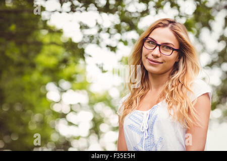 Porträt von lächelnden Frau mit Brille Stockfoto