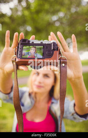 Frau, Selbstportrait mit Kamera Stockfoto