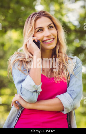 Glückliche Frau telefonieren mit Handy Stockfoto