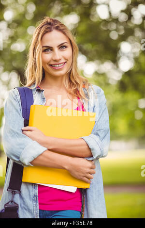 Porträt von lächelnden Studentin Tragetasche und Datei Stockfoto